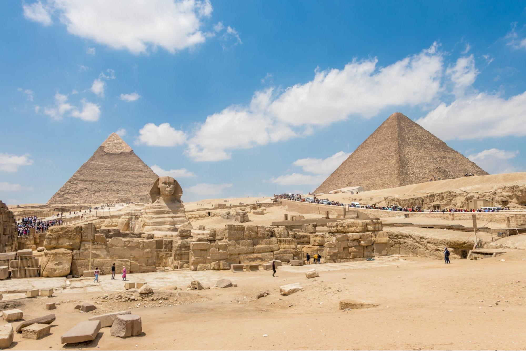 The pyramid of Khafre, Khufu and the Great Sphinx of Giza